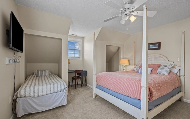 High Tider 3 Bedroom Home by RedAwning