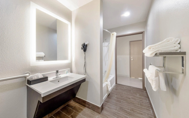 Quality Inn & Suites North Mesquite I-30