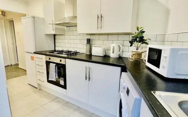 2 Bedroom House in Liverpool With Free Parking