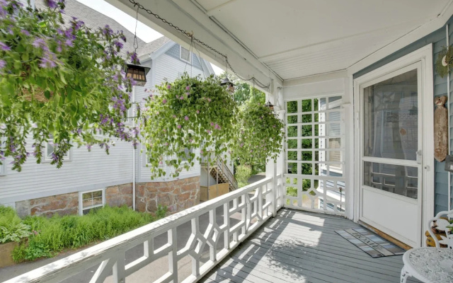 Quaint Beverly Townhome: Walk to Beach & Downtown!