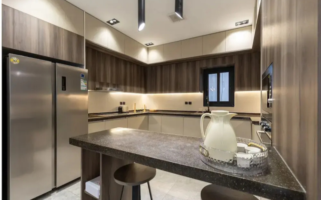 Three BR Luxurious & Spacious Flat in Almadinah