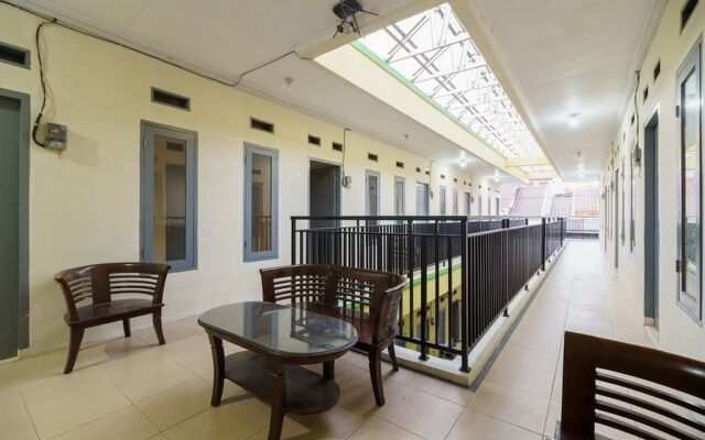 RedDoorz Syariah near RS Mitra Keluarga Depok