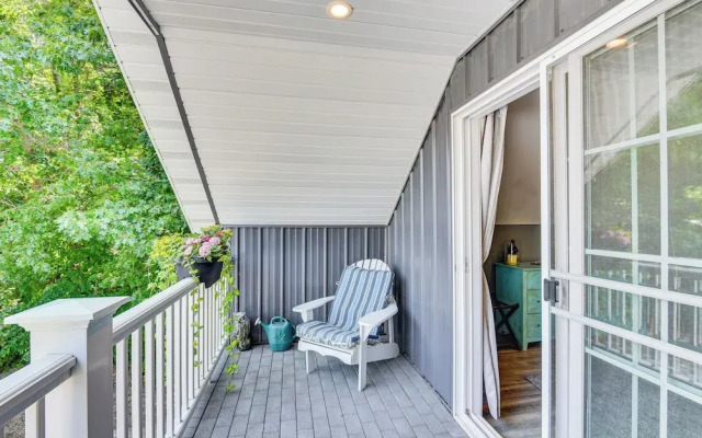 Benton Harbor Apt w/ Balcony + Fire Pit