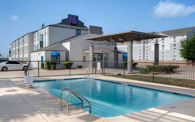 Motel 6 San Antonio, TX - South