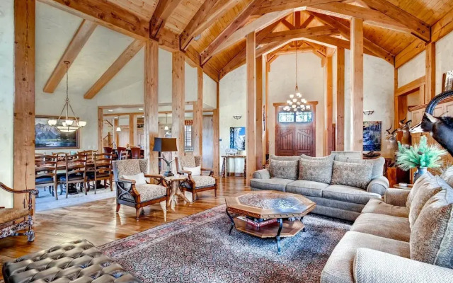 Hatari Lodge 5 Bedroom Home by RedAwning