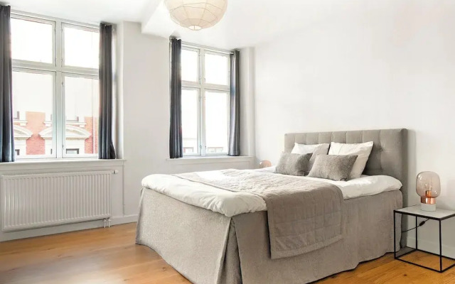Sanders Leaves - Charming 3-bdr Apt With City View