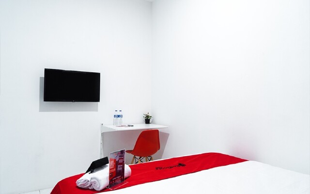 RedDoorz near Seasons City Mall