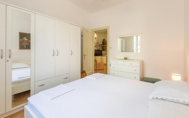 Nice Home in Makarska With Wifi and 2 Bedrooms