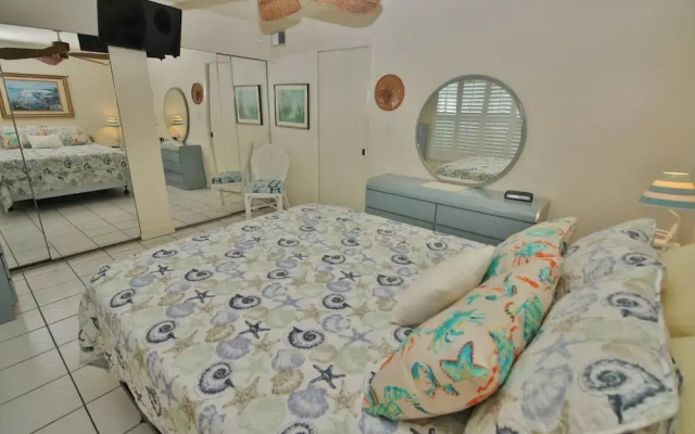 Colony Beach Club 132