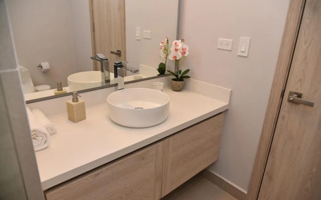 Spacious Apartment in a Modern Condominium w Lovely View