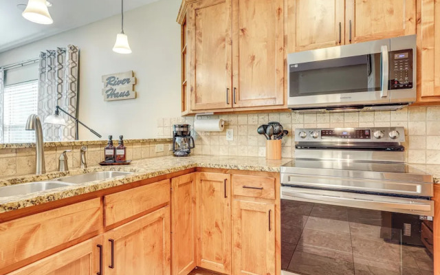 'rio Vista' Condo: Direct Guadalupe River Access!