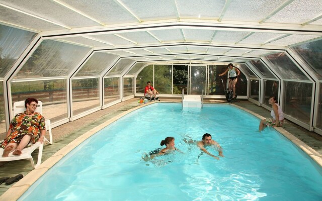 Hôtel-Restaurant La Crèche et sa piscine intérieure - Logis Hôtels