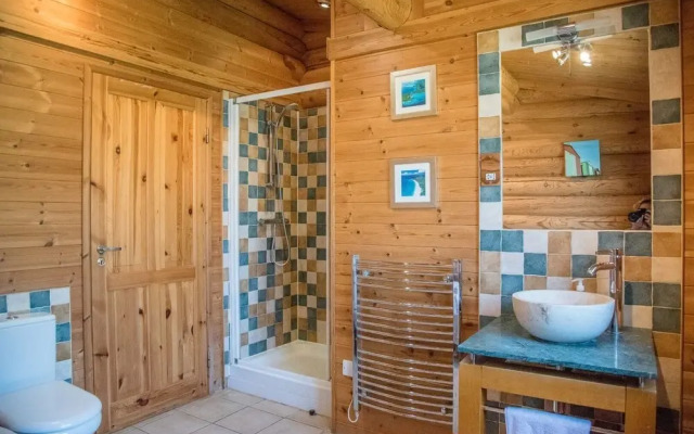Willow Lodge With Hot Tub, Kingfishers