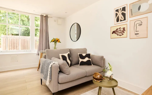 The Streatham Crib - Bright 2bdr Flat