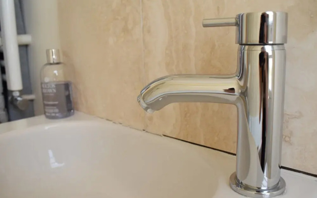 Lovely Newly-renovated 3 Bedroom Apartment in Fulham