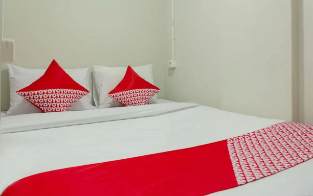 OYO 737 Kamar Keluarga Mahkota 8