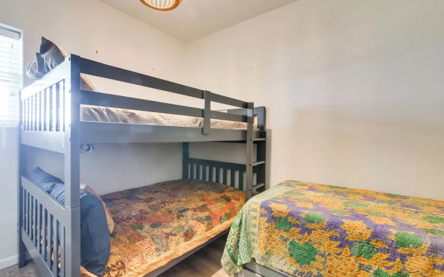 Pool Access, Walk to Beach: Galveston Condo!