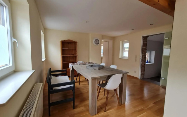 Eifelhof mit Obstbaumwiese