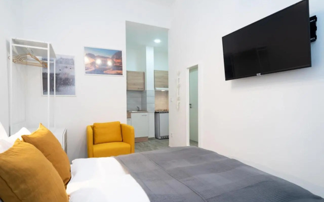 Modern stylish studio at central location