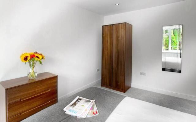 Sunninghill Village - 2 Bed - Parking and garden