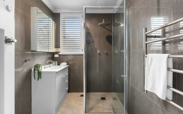 Bright 3-bed House With Garden,