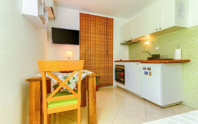 Studio With Shared Garden, 3 min Walk to the Beach