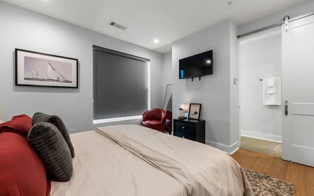 Luxurious Midtown Home Rooftop Views by Silverx