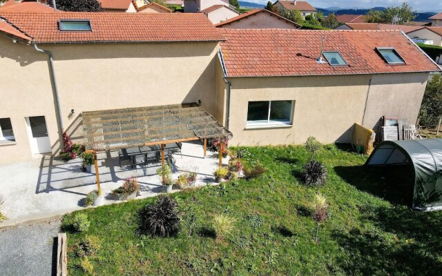 Villa With 5 Bedrooms in Panissières, With Indoor Pool, Enclosed Garden and Wifi - 56 km From the Slopes
