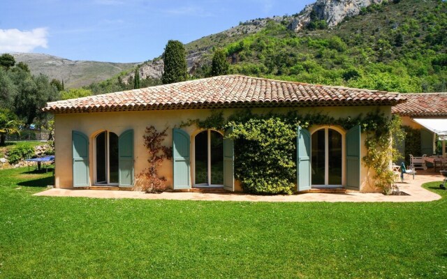 A Luxurious, 5-bedroom Villa in Vence With a Swimming Pool and Spaciou