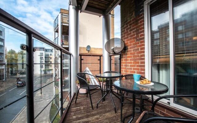 Black Moon 2 bed 2 bath Central location