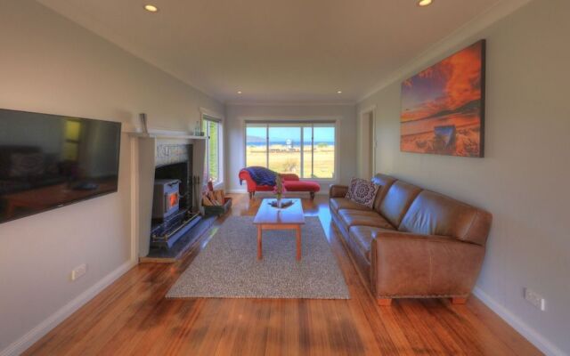 Castaway Cottage - Essentially Tas