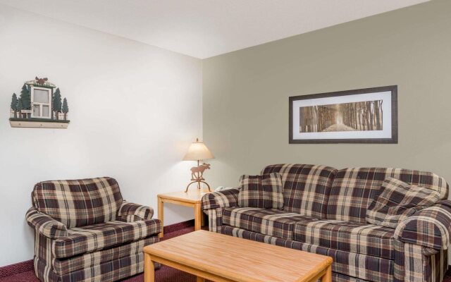 Moose Lake Lodge & Suites