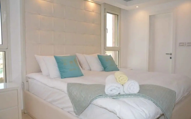 Renovated White 3BD next to Beach - Pool