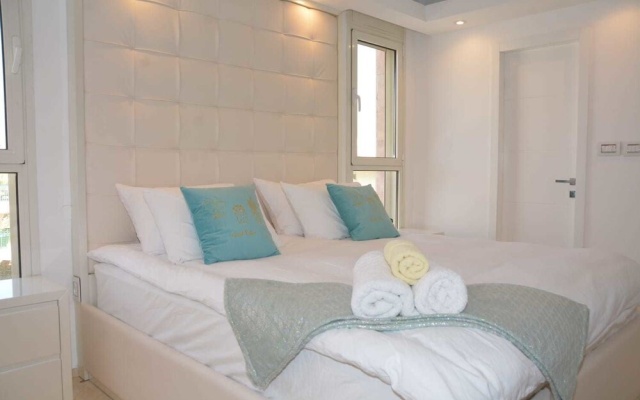 Renovated White 3BD next to Beach - Pool