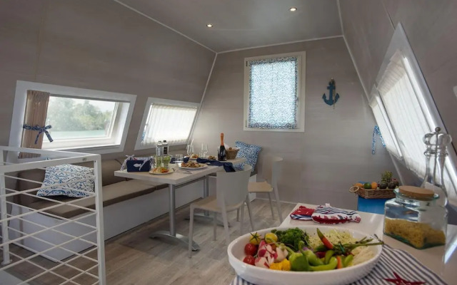 Marina Houseboat 3 pax