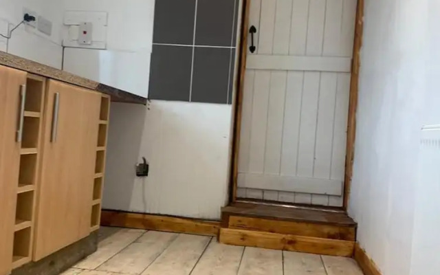 One Lovely Apartmt 1 Double & 2 Camp Beds