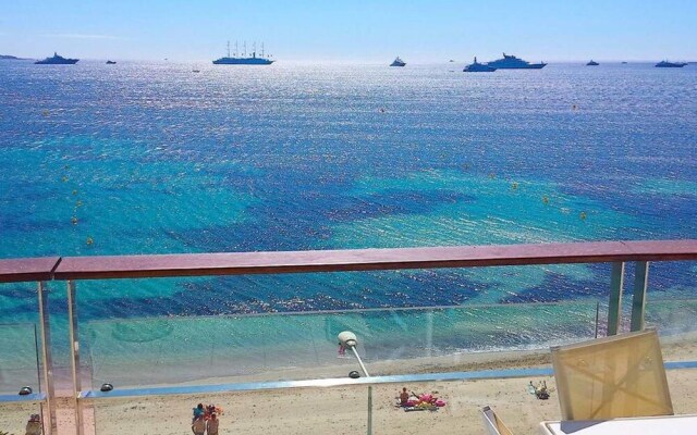 Sea View Flat, beach access by GuestReady