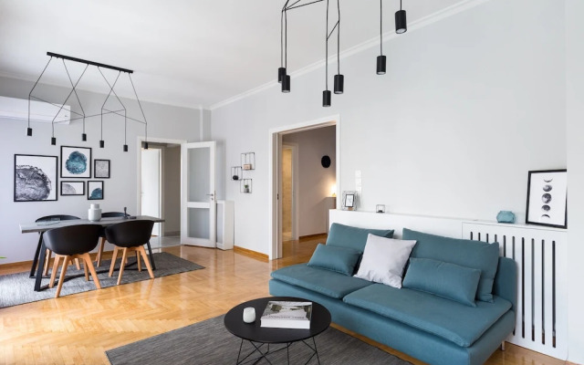UPSTREET Acropolis Core Bright Modern Apt