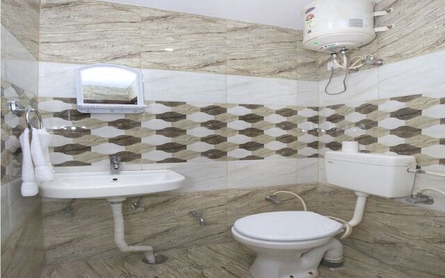 OYO 10407 Home Modern 3BHK Sanjauli Market