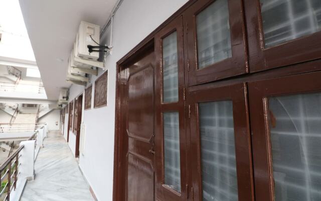 Oyo 39797 Hotel Om