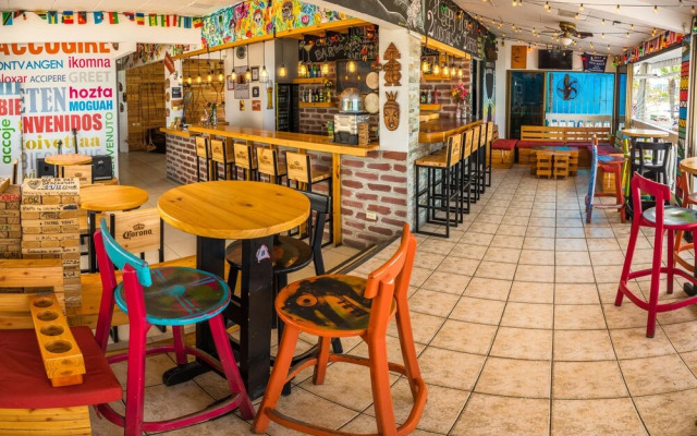 Chescos Hostel & Hotel