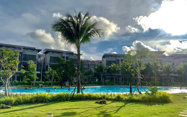 Minimalist & Modern Apartment I