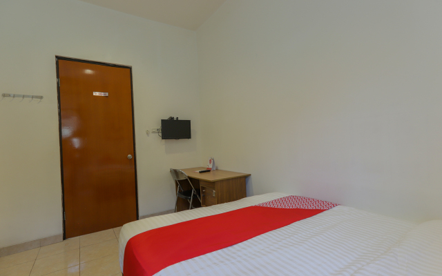 OYO 866 Idola Residence