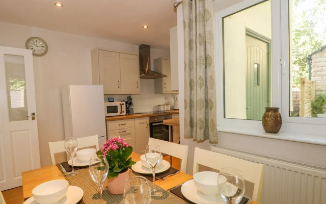 6 Hunters Green Close