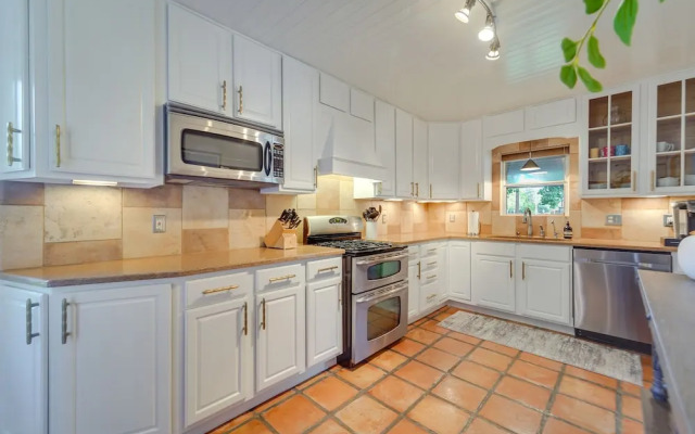 Lovely Lubbock Home w/ Furnished Deck & Grill