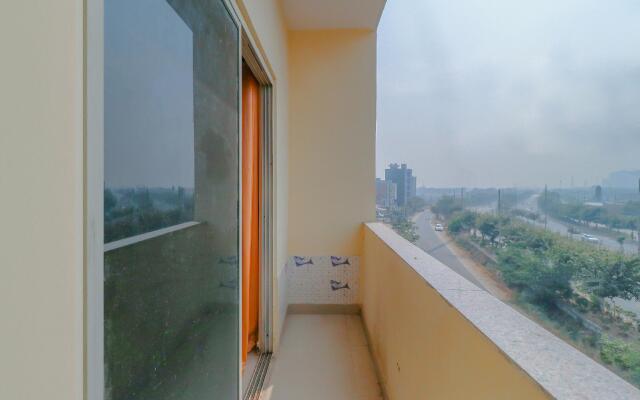 OYO 76456 Hotel Noida Hub 2
