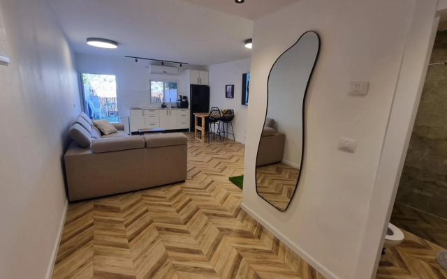 garden apartment 7 min walk to the beach