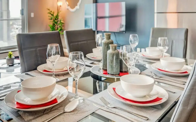 Downtown Condo w Incredible Views and BBQ