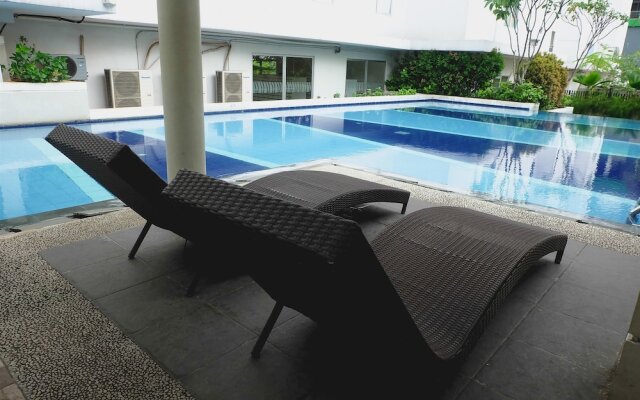 Modern And Comfy 3BR Bassura City Apartment
