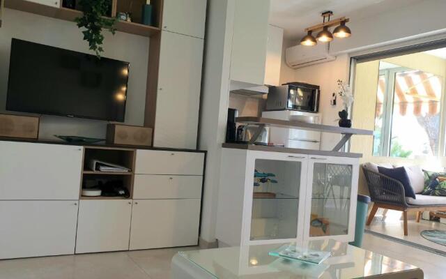 Garden and beach sea view apartment Cannes
